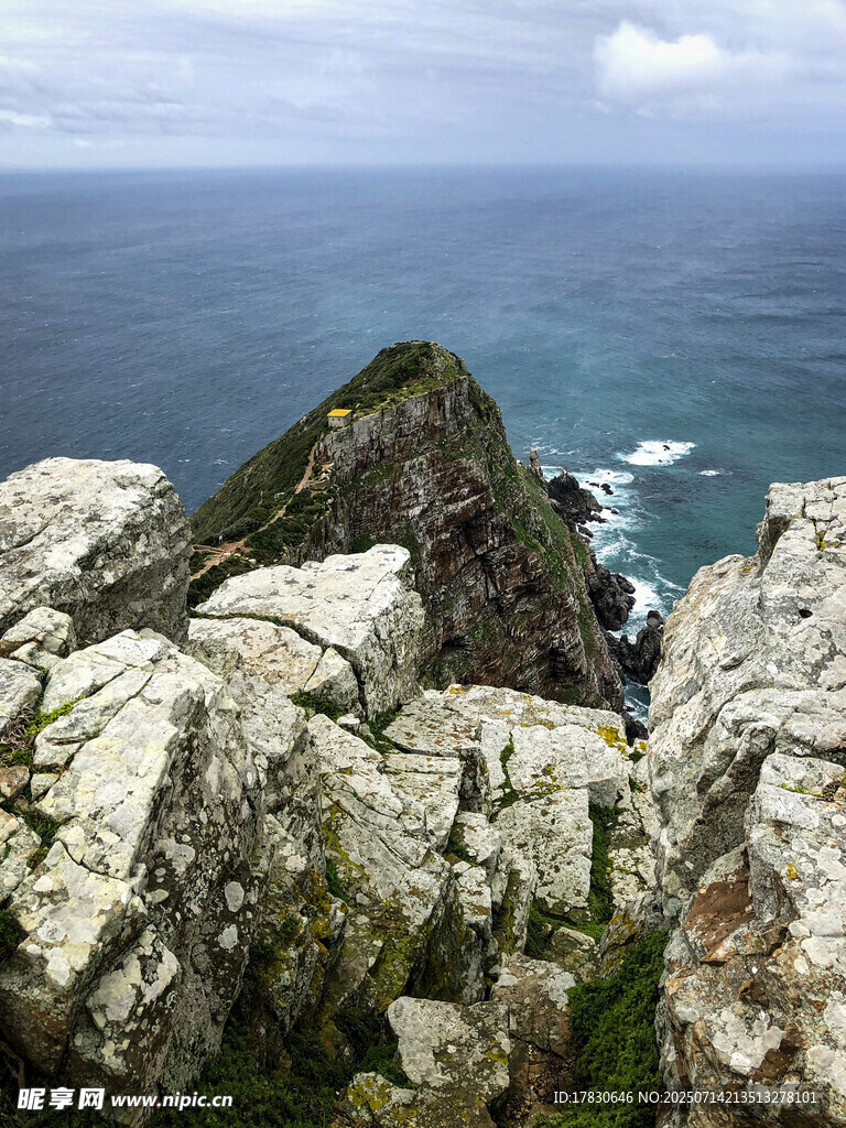俯瞰海角嶙峋岩石与大海