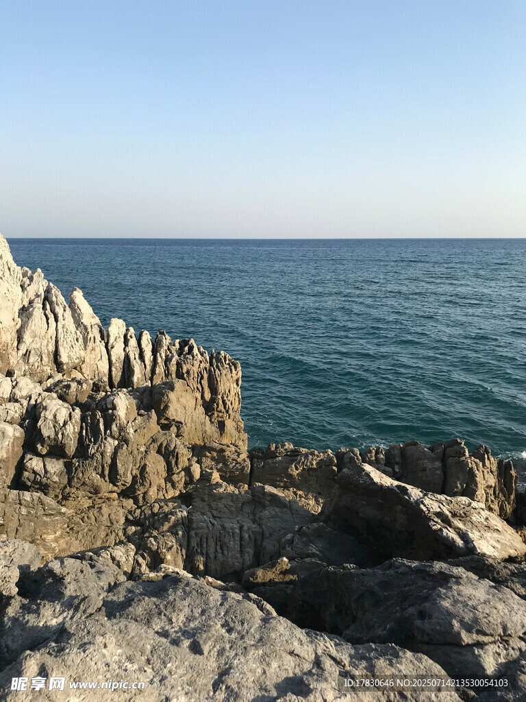 海边嶙峋岩石景观