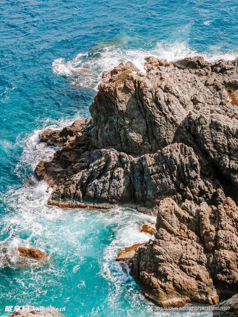 海边嶙峋礁石与碧蓝海水