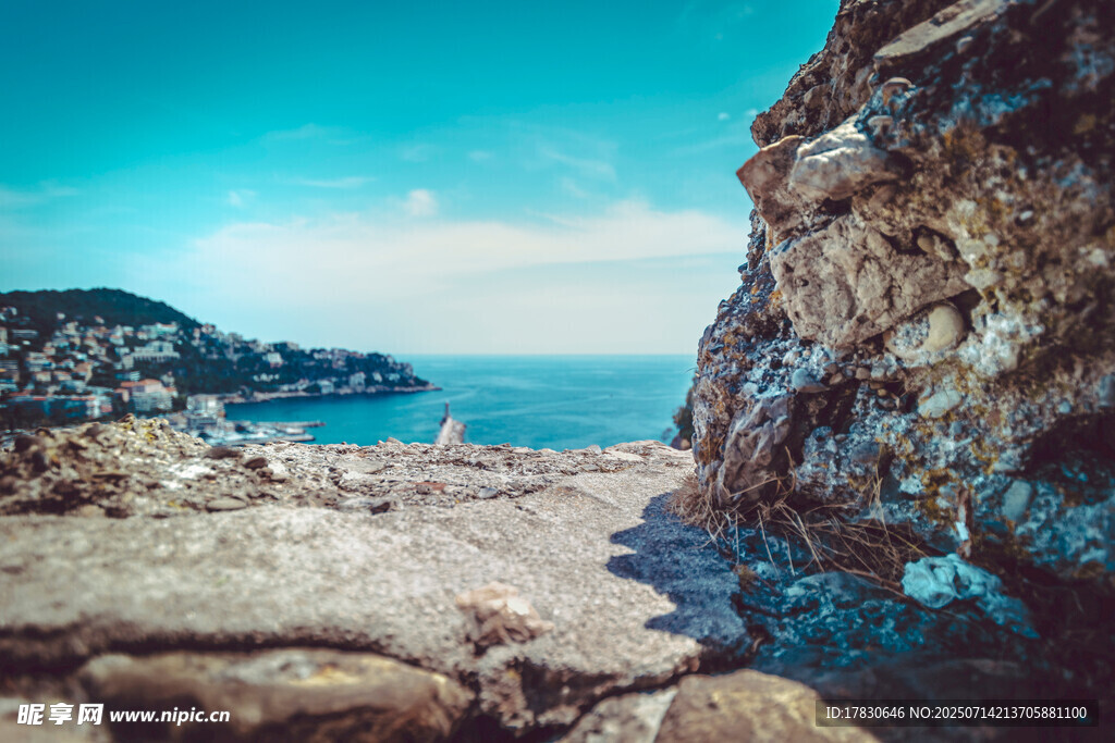 海边嶙峋岩石与辽阔海景