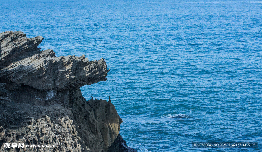 海边嶙峋岩石与湛蓝海水