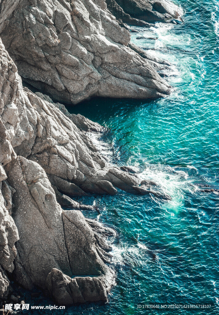 海边嶙峋岩石与碧蓝海水