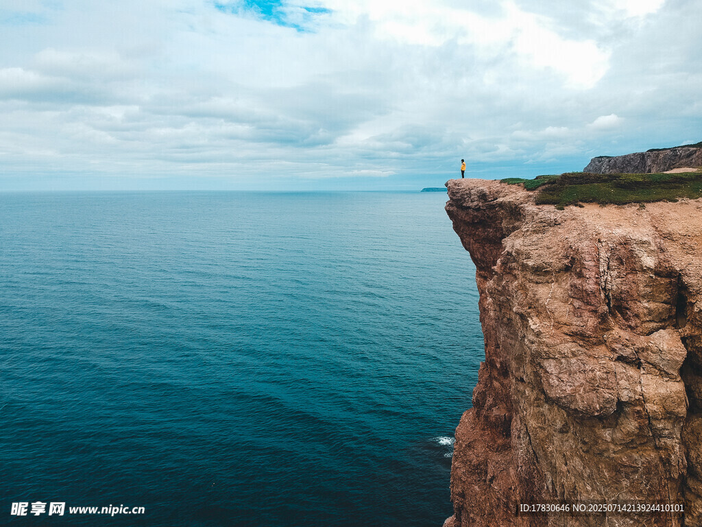 悬崖边的壮阔海景