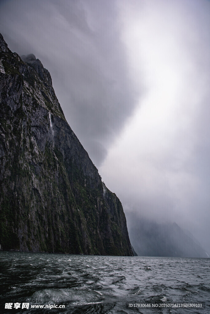 峡湾山水间的云雾景致