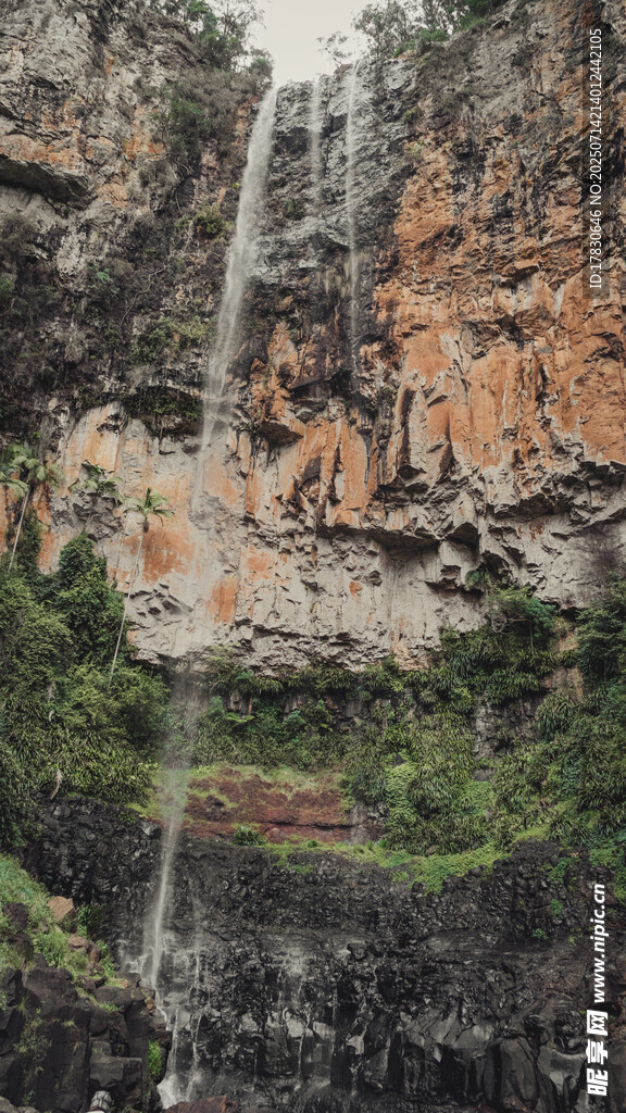 壮观山间瀑布自然美景