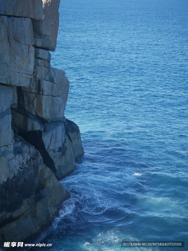 海边嶙峋岩石与蔚蓝海水