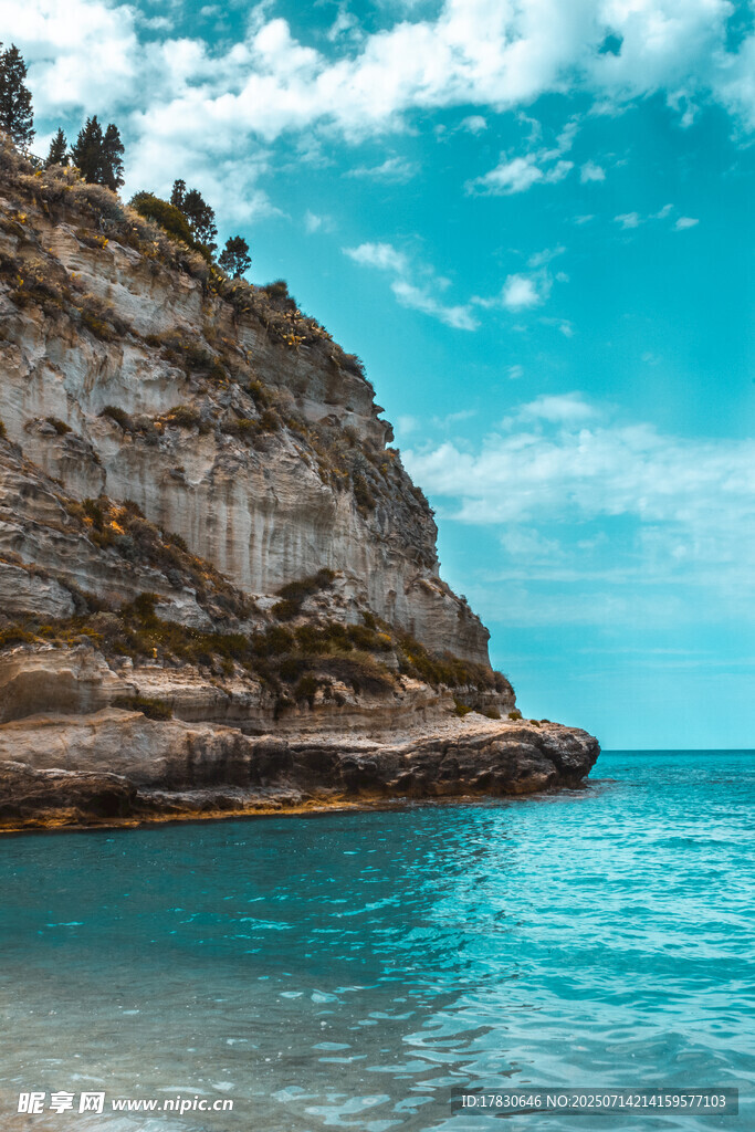 海边嶙峋峭壁与湛蓝海水