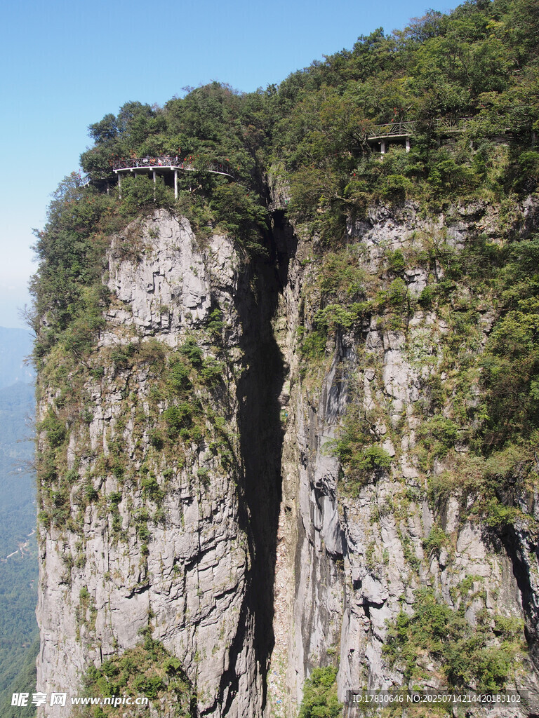 悬崖峭壁上的险峻栈道