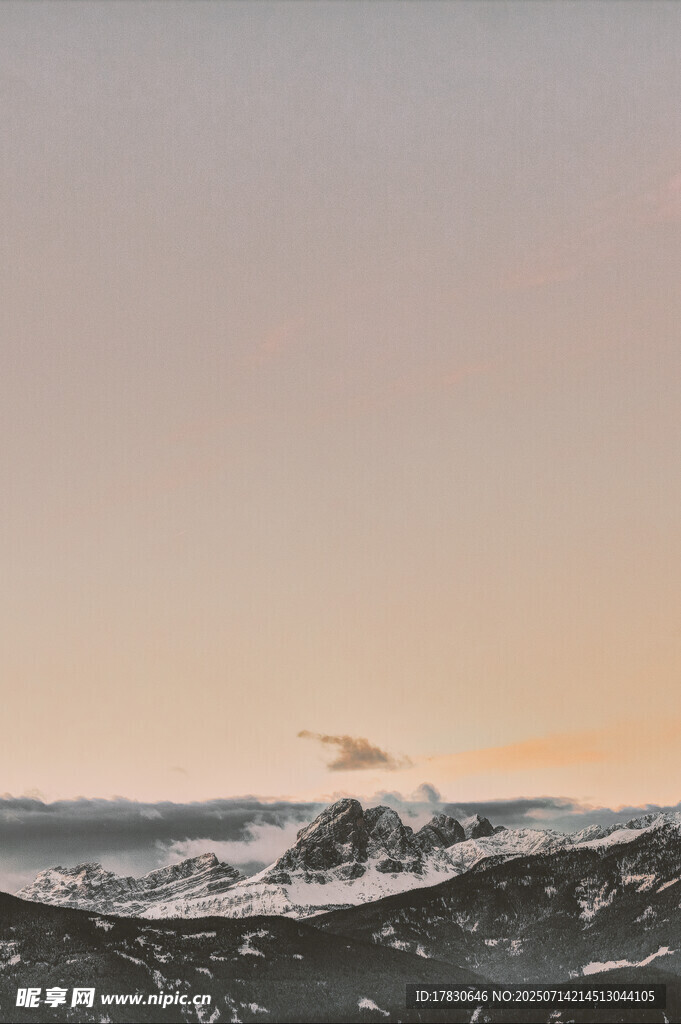 夕阳下的海浪美景