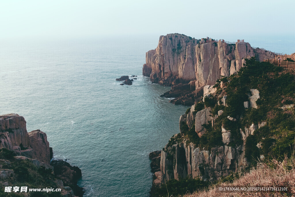 海边嶙峋峭壁壮丽景观