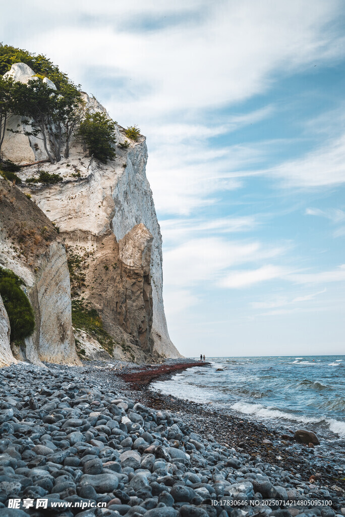 海边悬崖与碎石景观