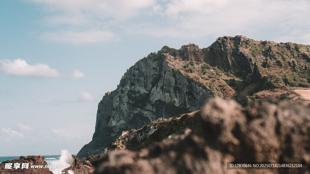 海边嶙峋岩石景观