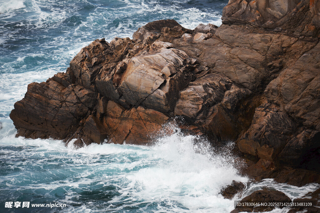 海浪拍击岸边嶙峋岩石