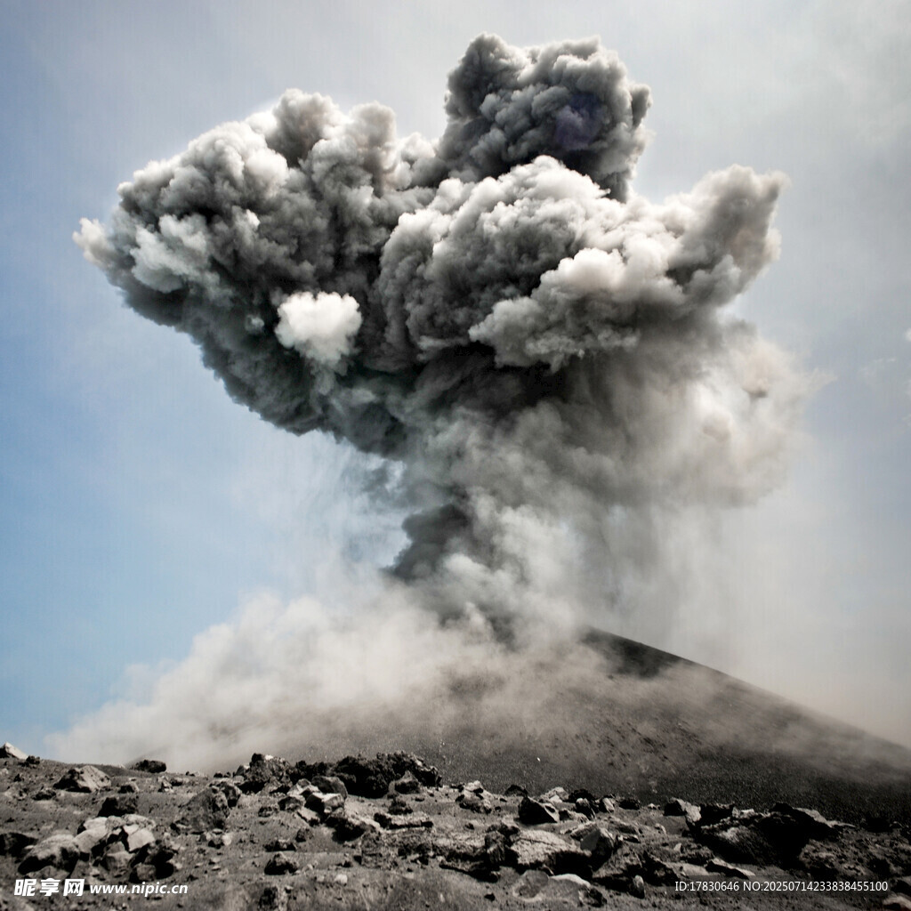火山喷发瞬间