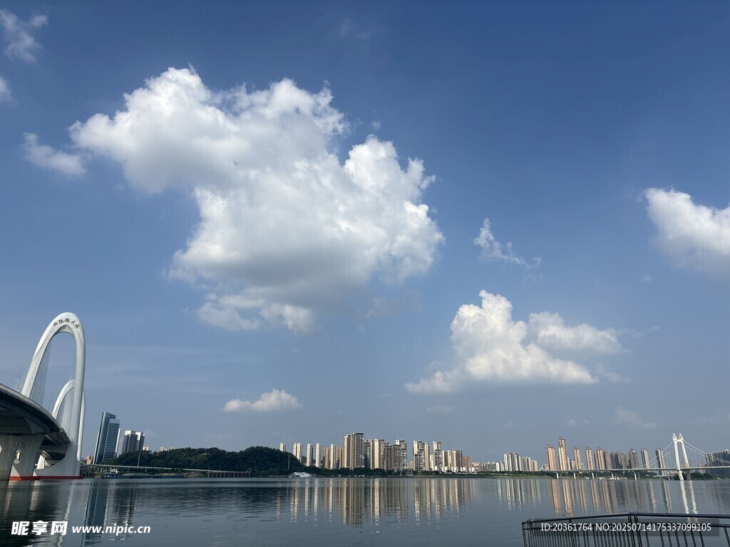 城市湖畔风光与桥梁美景