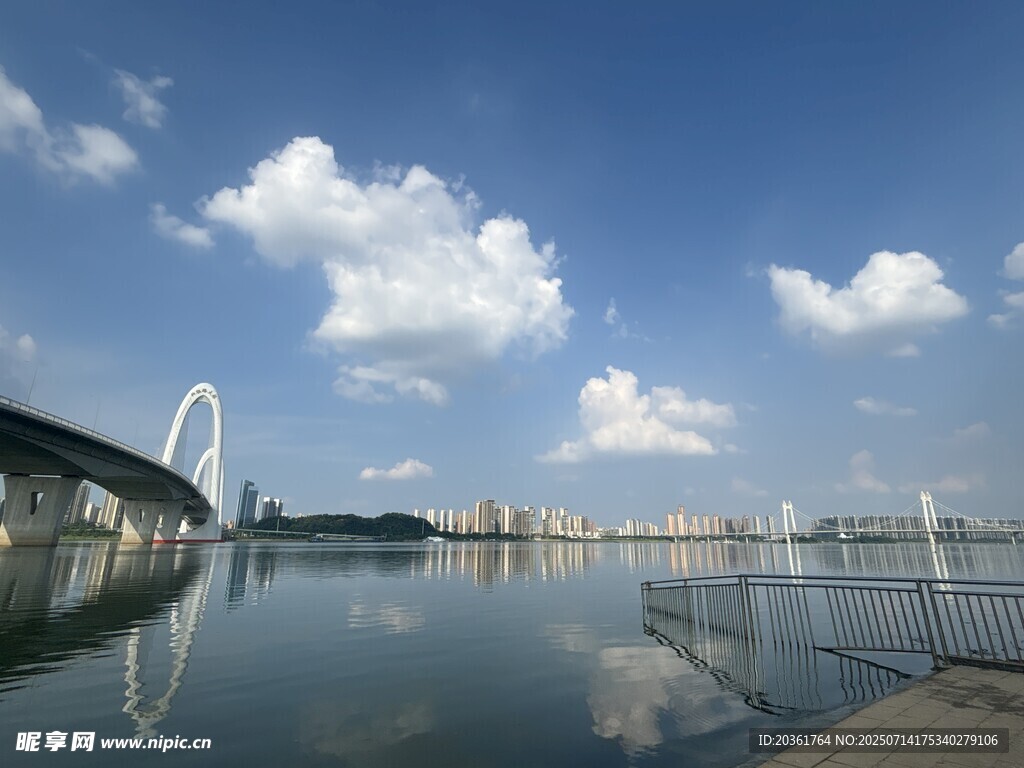 城市河畔风光美景