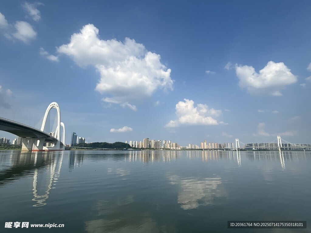 城市桥梁与湖景相映成趣