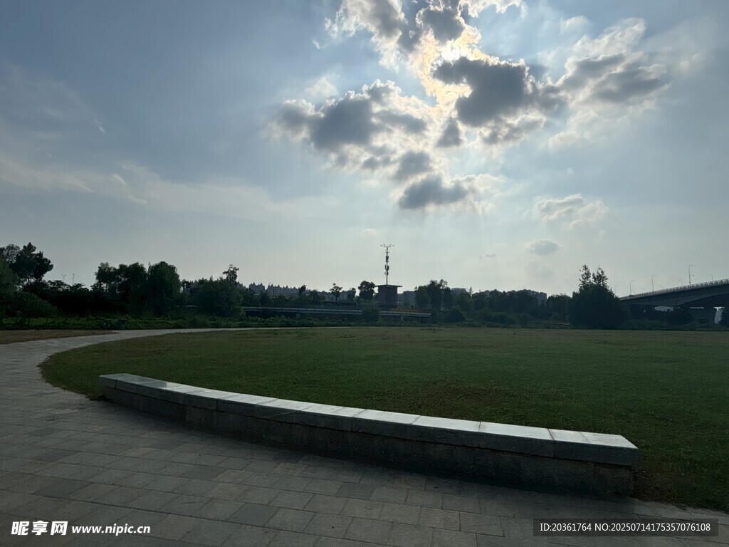 户外开阔草地与天空景色
