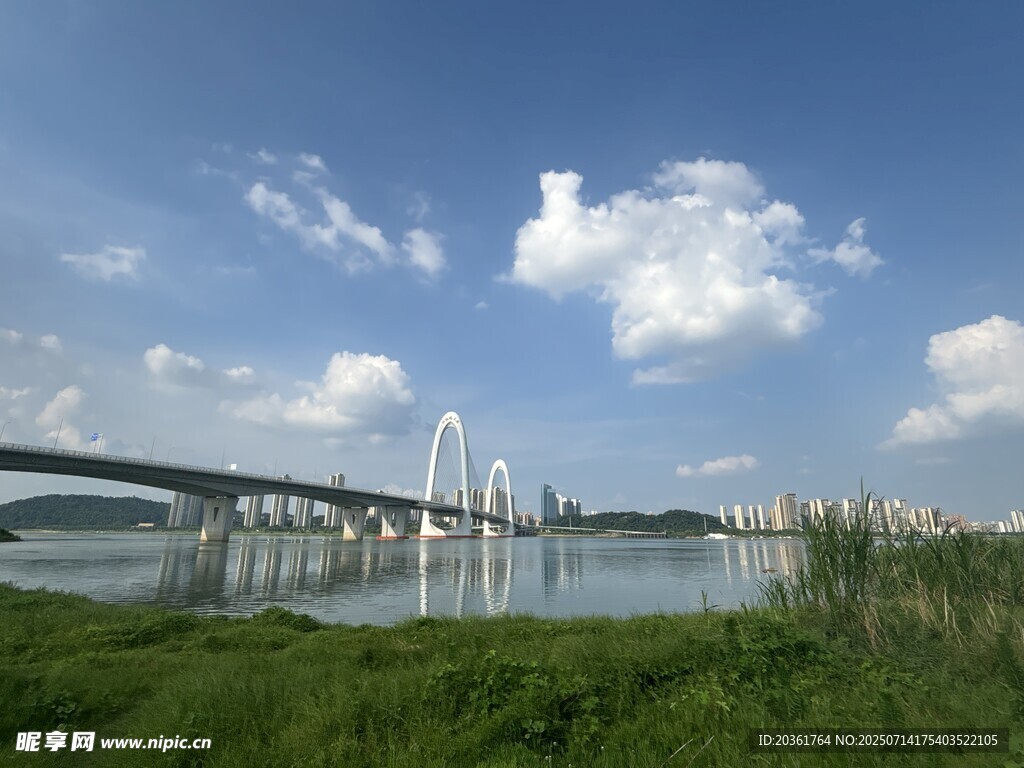 湖畔大桥美景