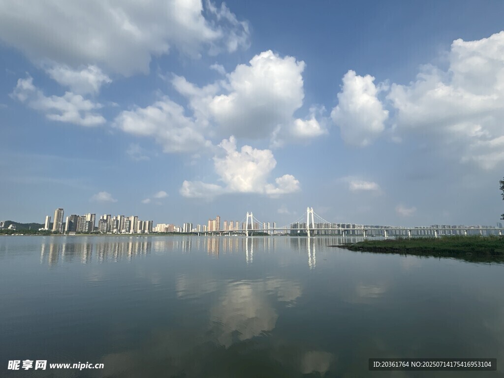湖畔城市风光