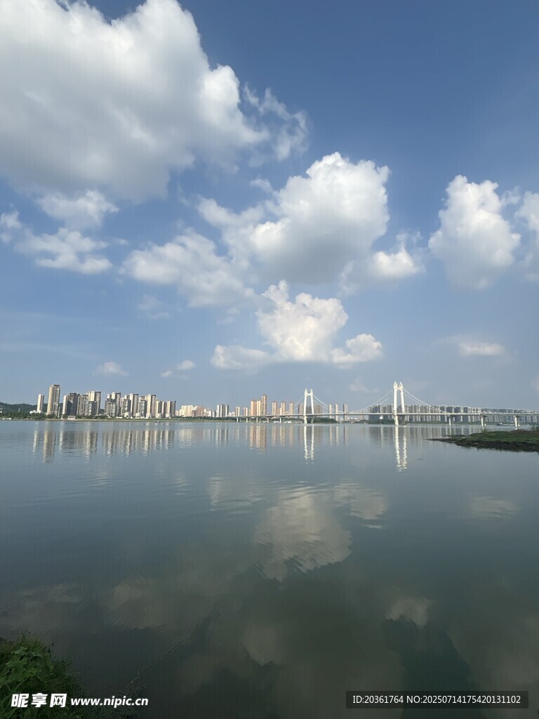 湖畔城市风光