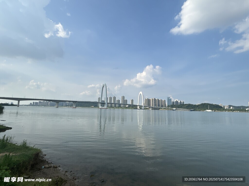 湖畔城市风光