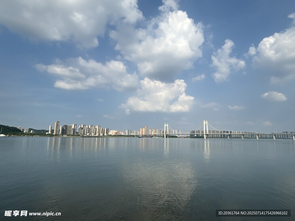湖畔城市风光