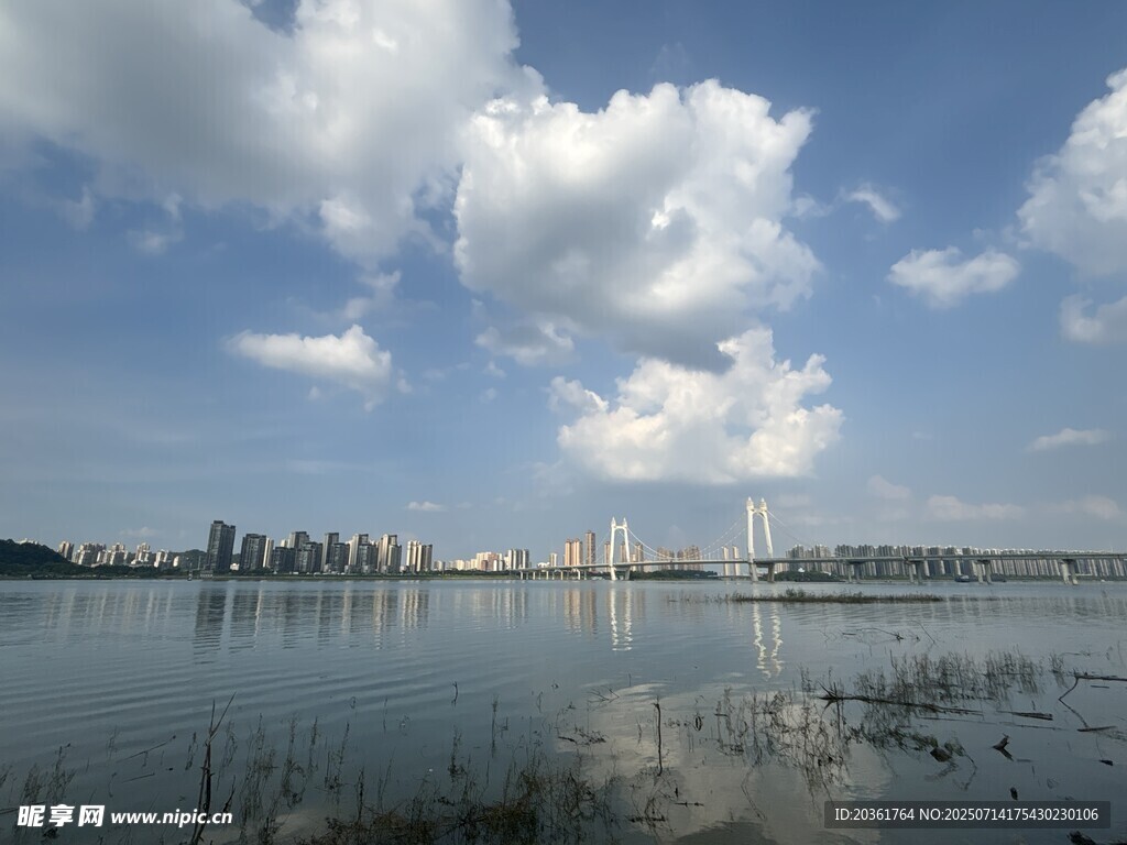 湖畔蓝天美景