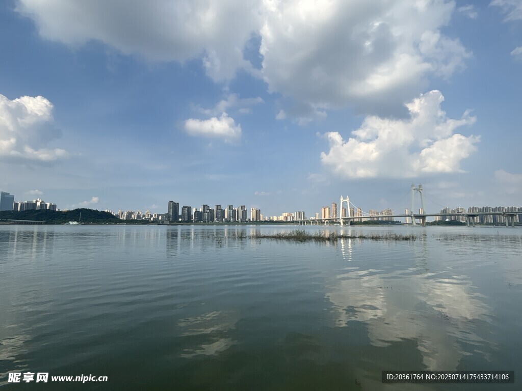 湖畔城市风光