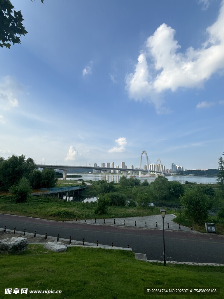 城市河畔风景