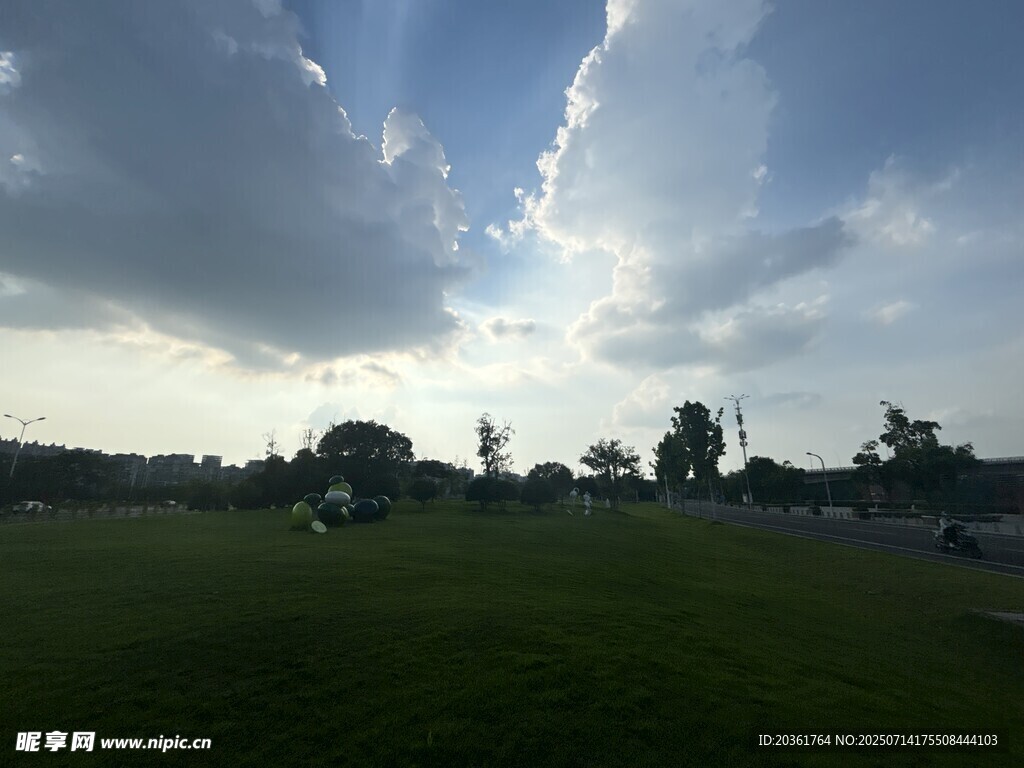 草地蓝天间的开阔景致