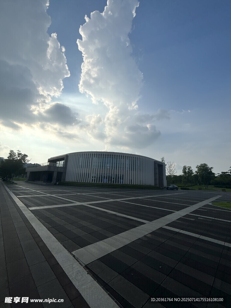空旷停车场与远处建筑