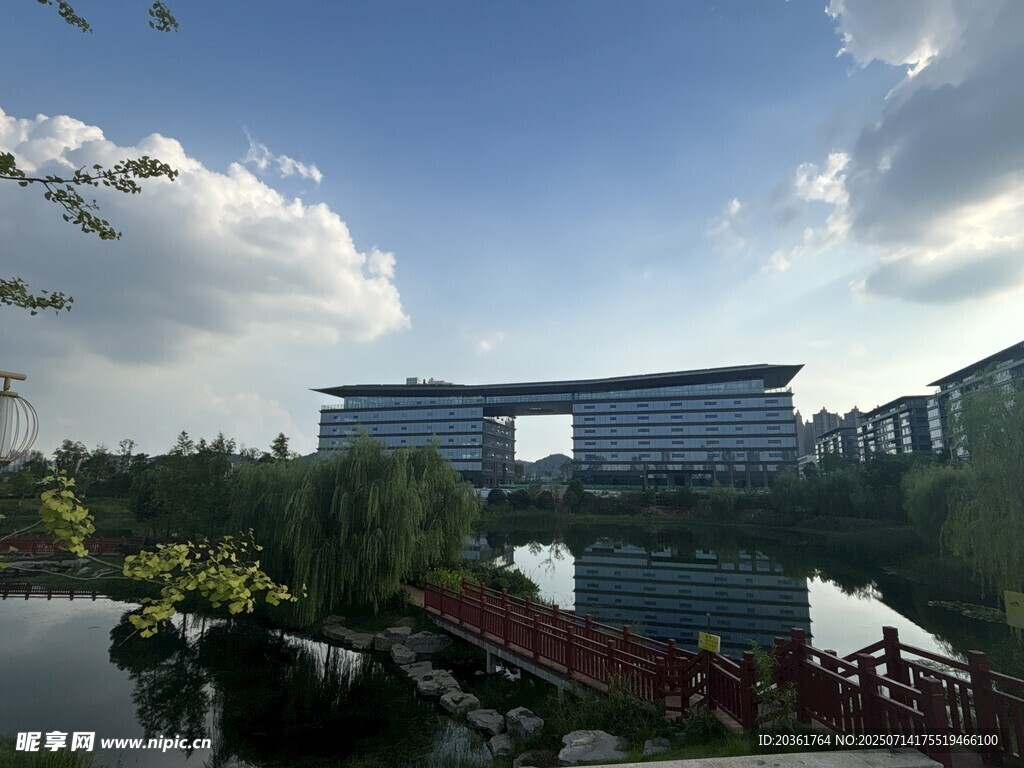 湖畔现代建筑美景