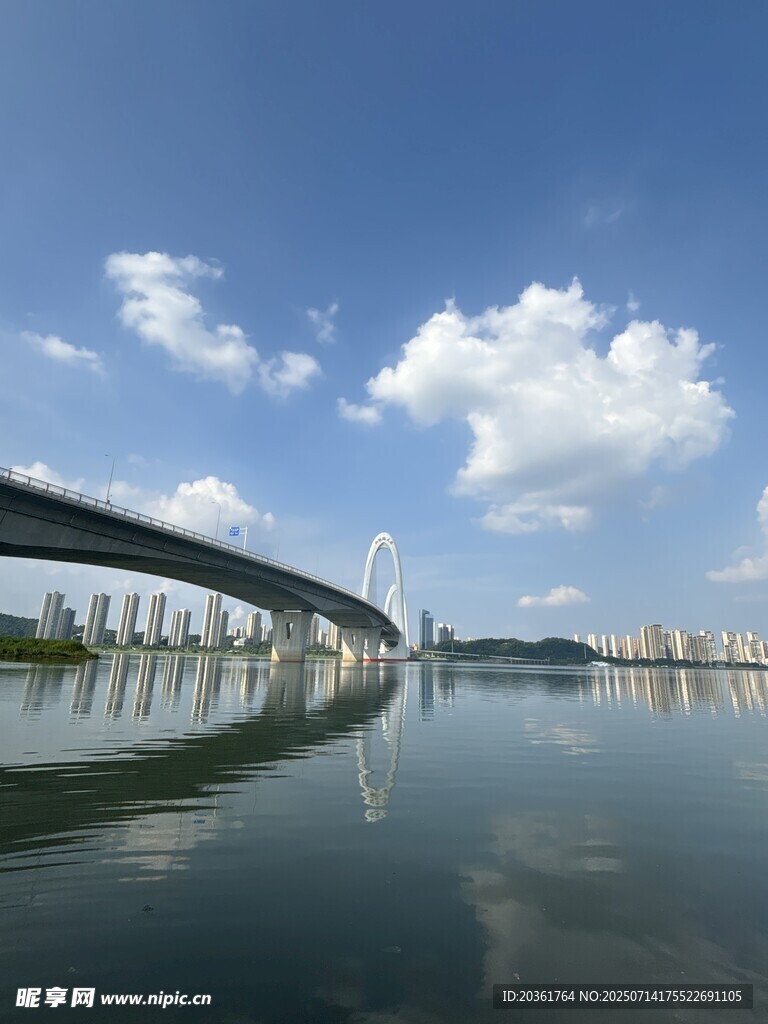 美丽桥梁横跨平静水面