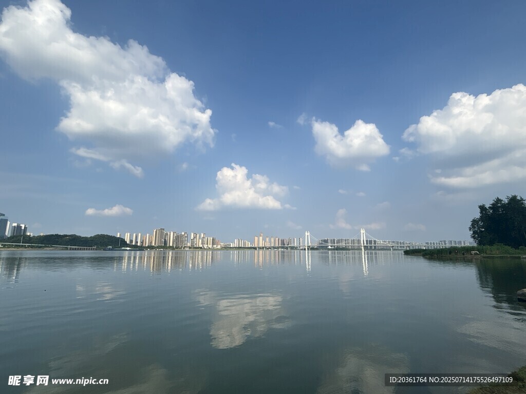 湖畔蓝天美景