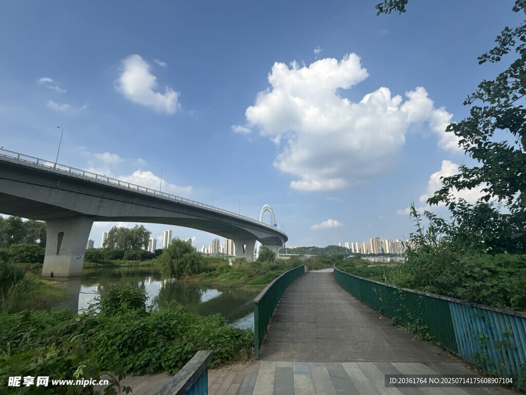 河畔公路与高架桥风景