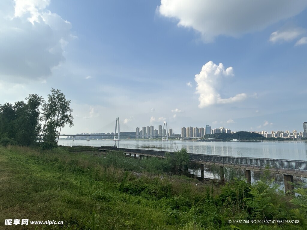 河畔风光