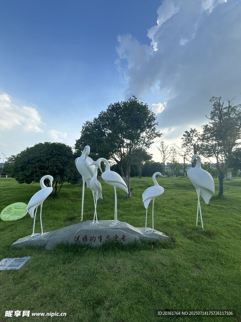 草地上的优雅白鹭雕塑