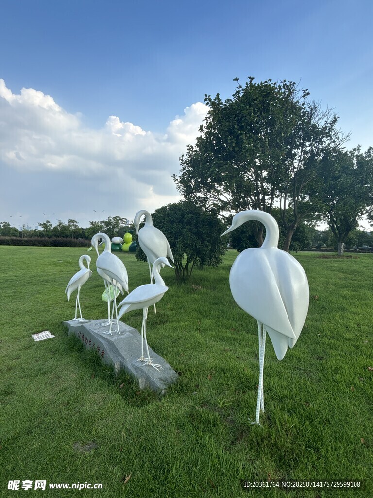草地上的优雅白鹭雕塑