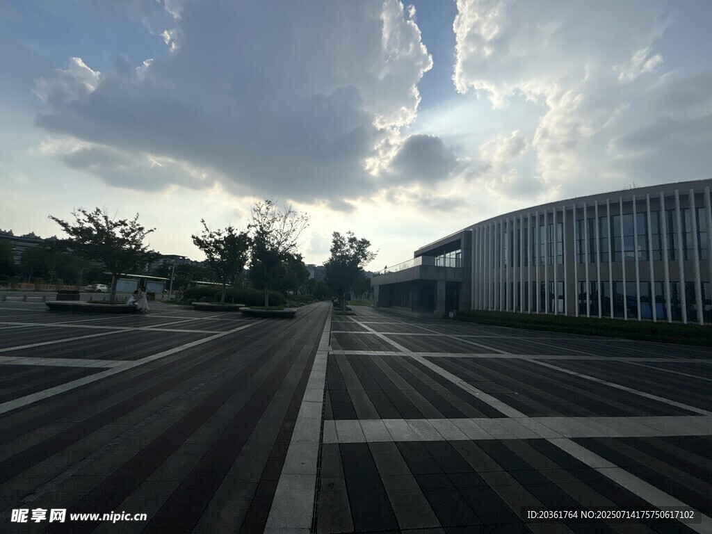 宽阔道路与远处建筑景观