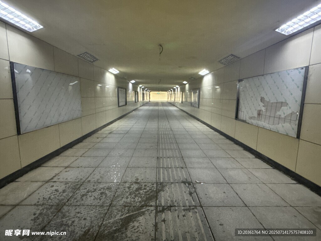 空旷地下通道