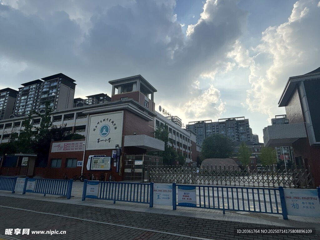 城市中学校建筑外观