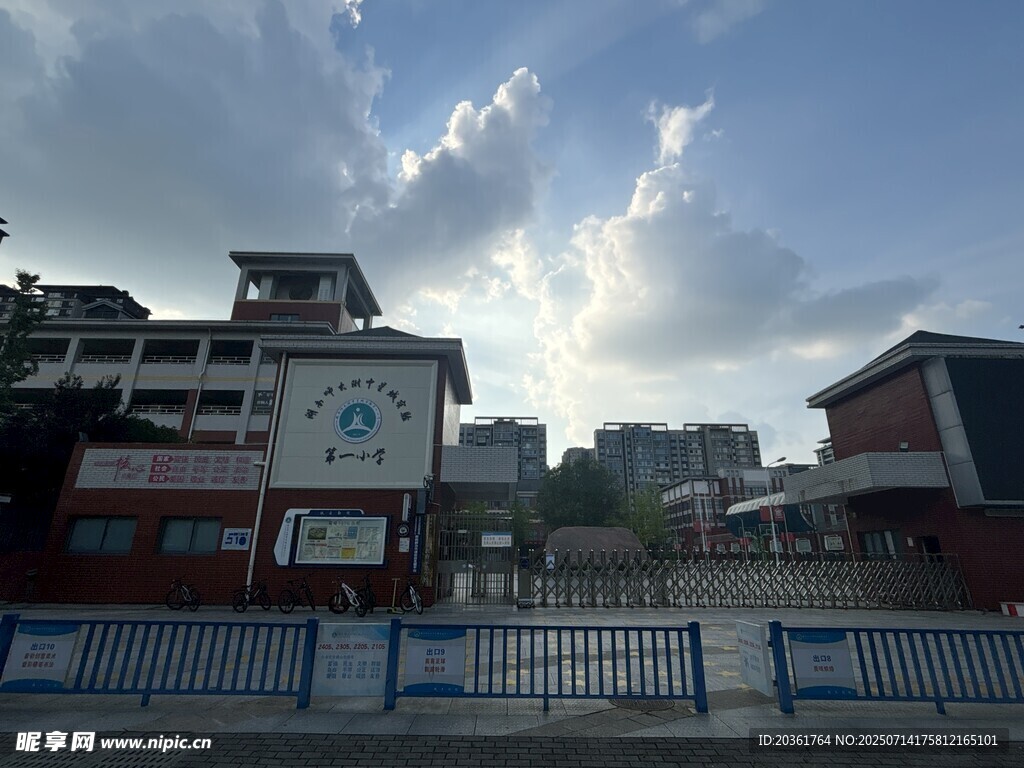 城市建筑与天空景观