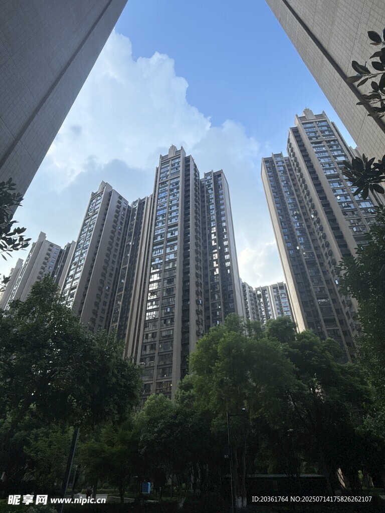 高楼林立间的城市天际线