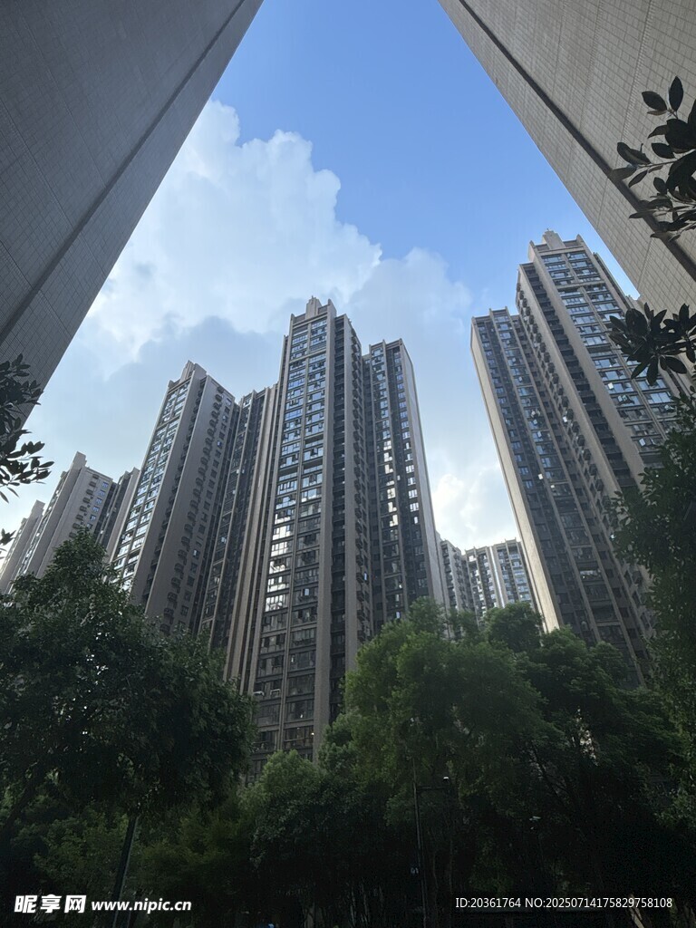 高楼林立间的城市天际线
