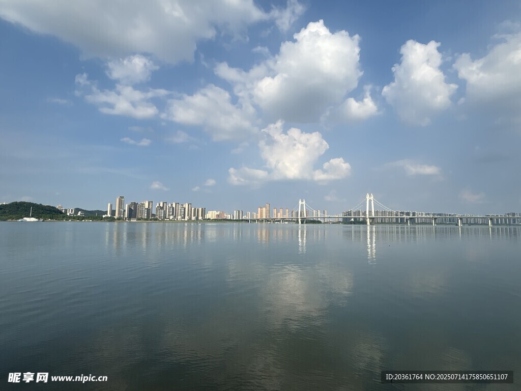 湖畔城市风光