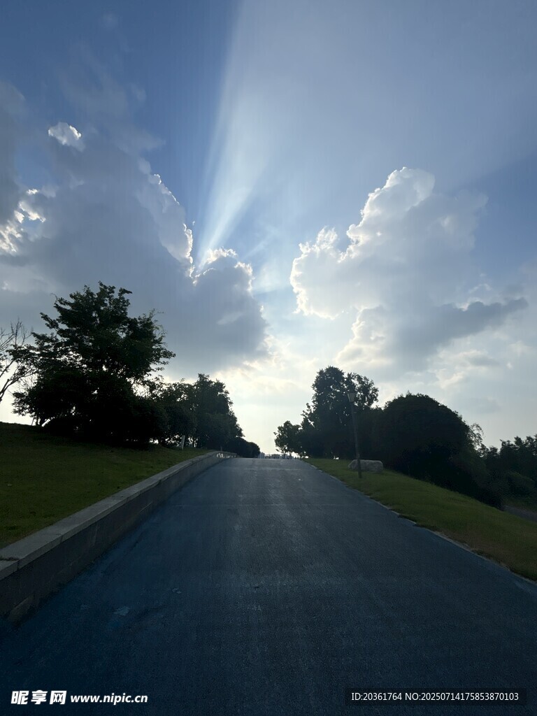阳光照耀下的开阔公路