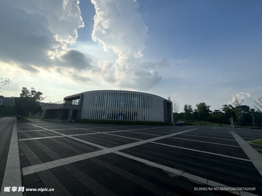 户外停车场与远处建筑