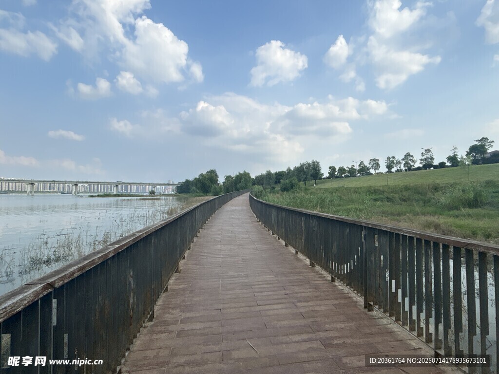 湖畔木栈道风景