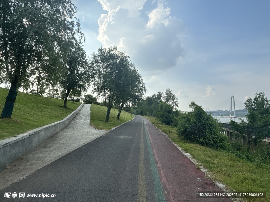 郊外平坦的多彩骑行道路
